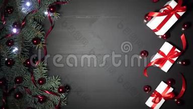 圣诞节背景的黑木装饰杉树枝。 松树上装饰着黄柏、<strong>红纸</strong>屑和闪闪发光的灯光